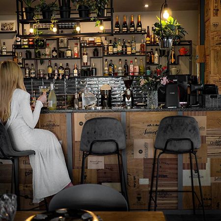 Willa Port Ostróda Exterior foto A woman sitting at a bar