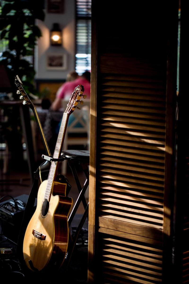 Willa Port Ostróda Exterior foto A guitar in a stand