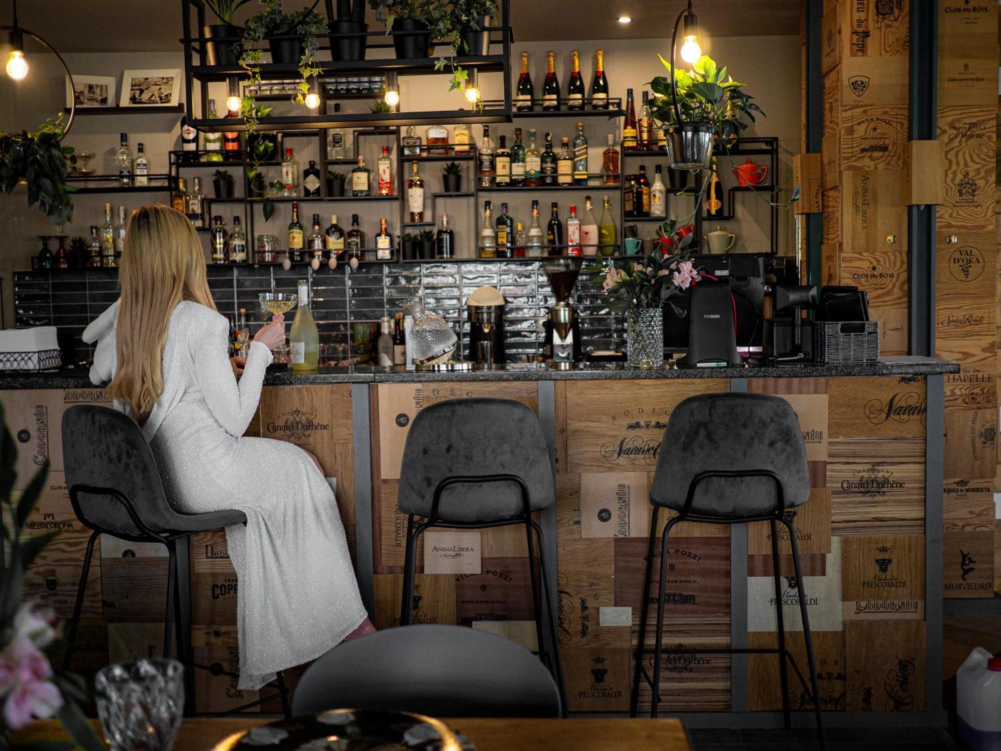 Willa Port Ostróda Exterior foto A woman sitting at a bar