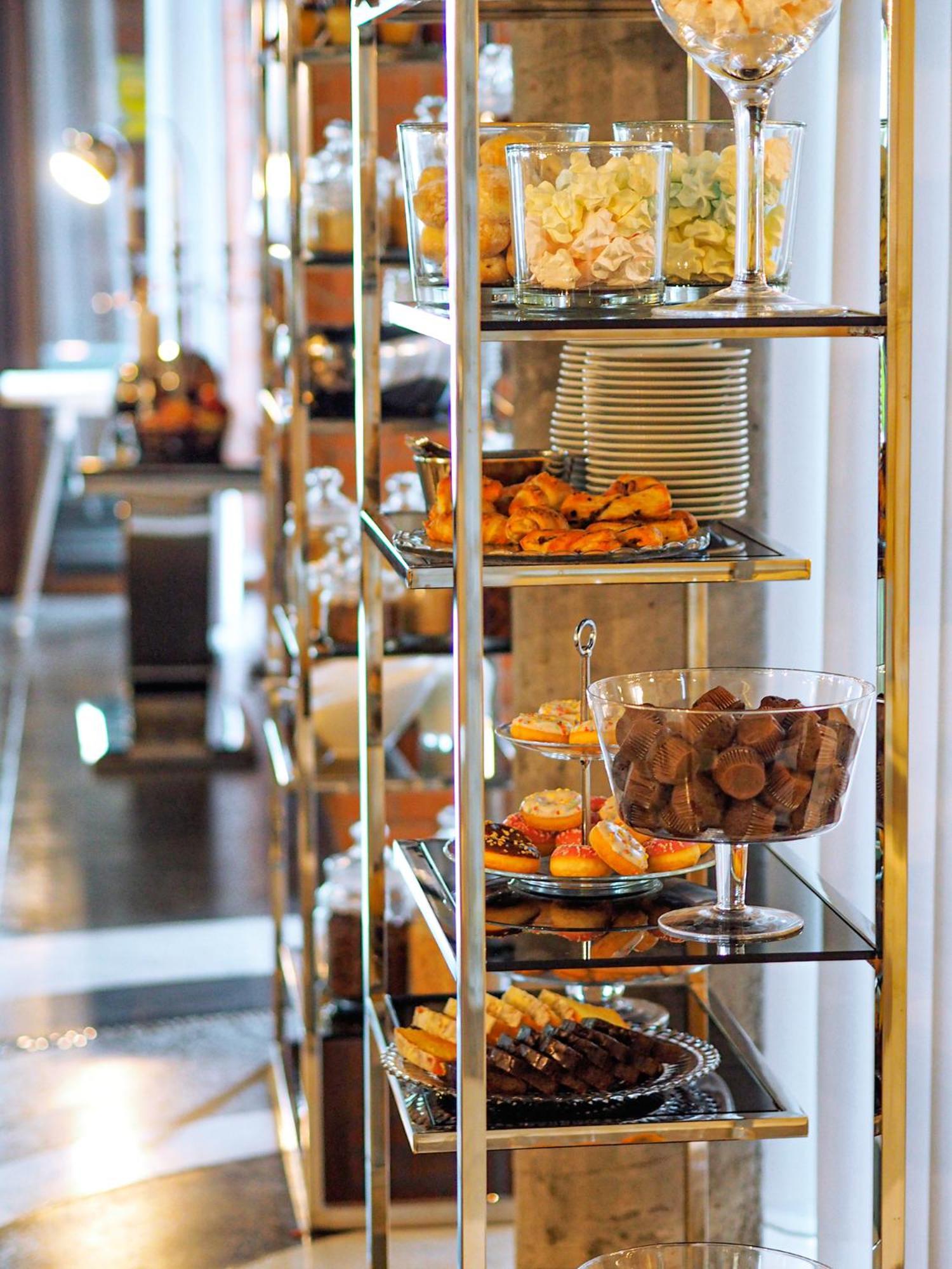 Willa Port Ostróda Exterior foto A dessert cart